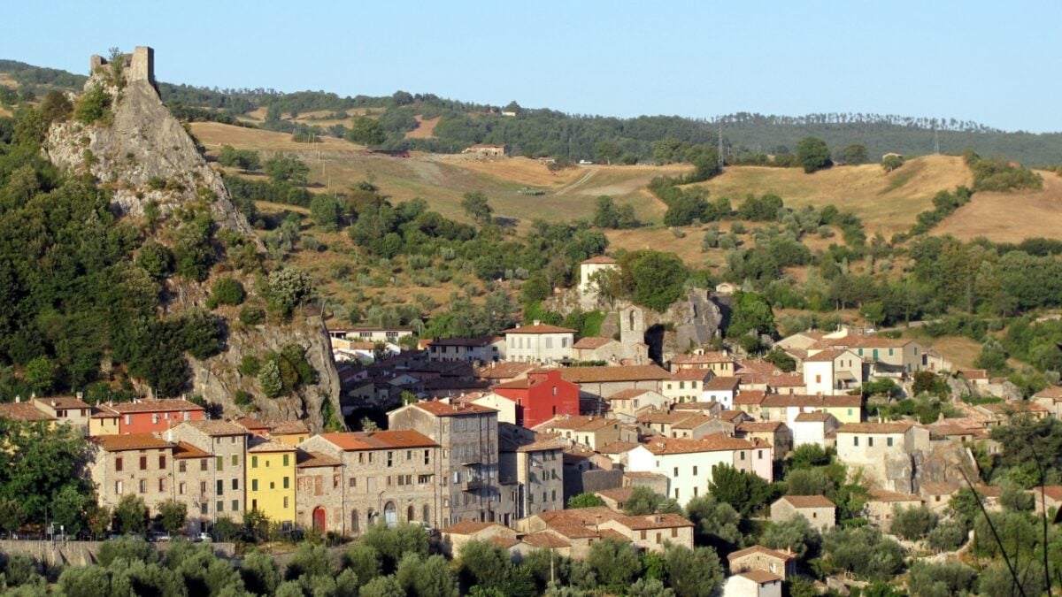 Un borgo toscano da sogno, bello e conveniente: ideale per un fuga estiva