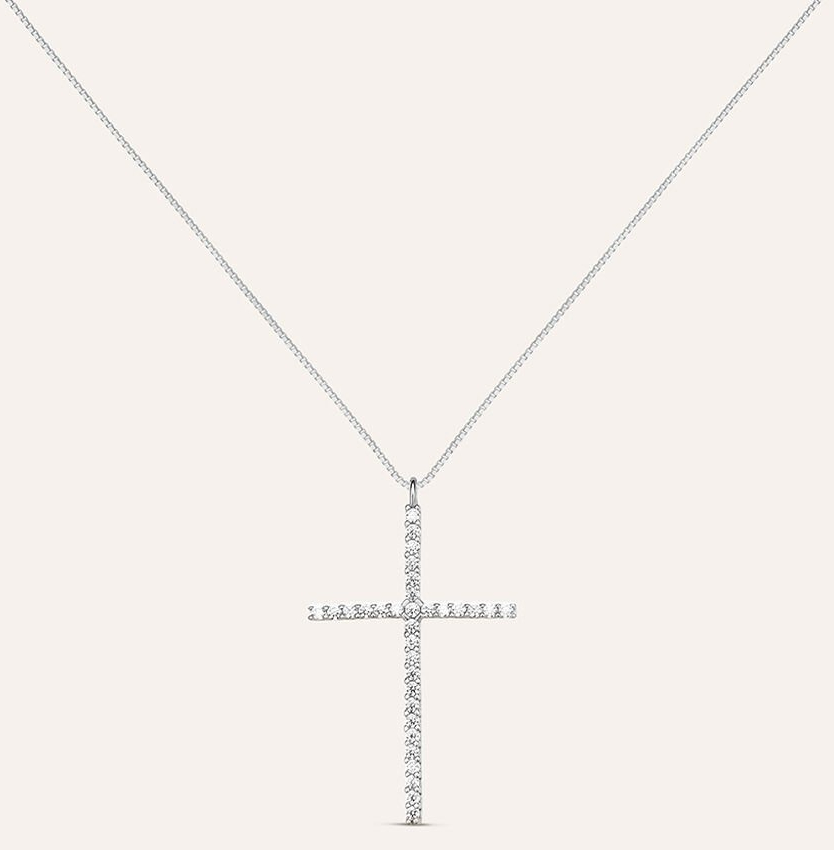 Torna di moda la collana con croce, l’accessorio must have del momento Torna di moda la collana con croce, l’accessorio must have del momento