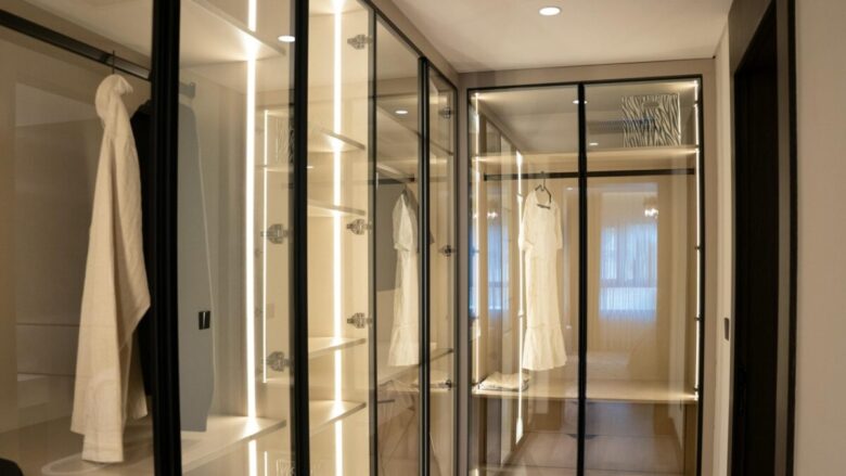 La cabina armadio che non hai ma puoi creare: idee fai da te per sfruttare nicchie e spazi inutilizzati