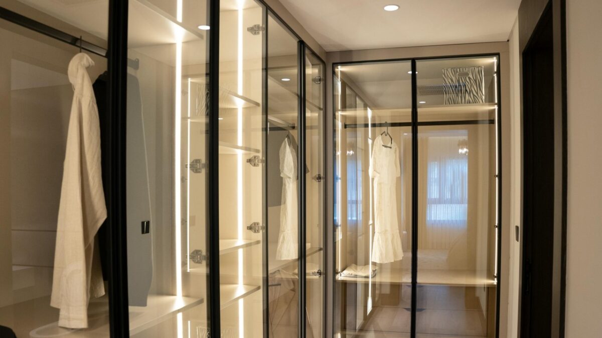 La cabina armadio che non hai ma puoi creare: idee fai da te per sfruttare nicchie e spazi inutilizzati