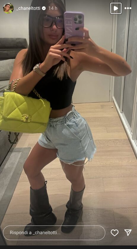 Chanel Totti, nella sua collezione di it bag vanta una Chanel di un colore pazzesco: ma quanto costa! Chanel Totti, nella sua collezione di it bag vanta una Chanel di un colore pazzesco: ma quanto costa!