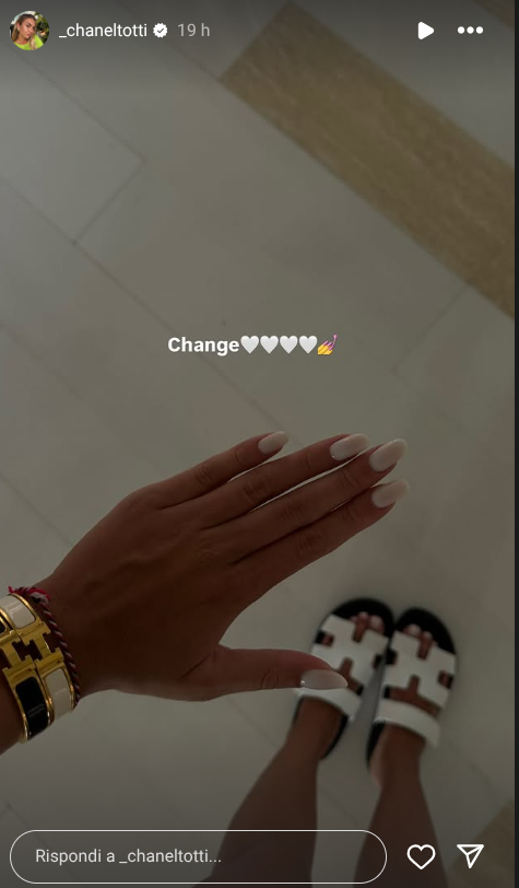 Chanel Totti, per l’estate 2025 sceglie gli accessori griffati che non sono per tutte le tasche: ecco quanto costano!