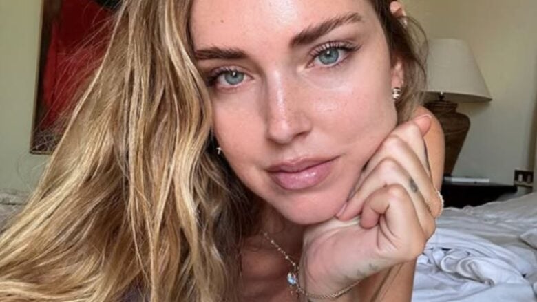 Chiara Ferragni, Look trendy-chic per la spiaggia con la borsa che vale oltre 2 mila euro!