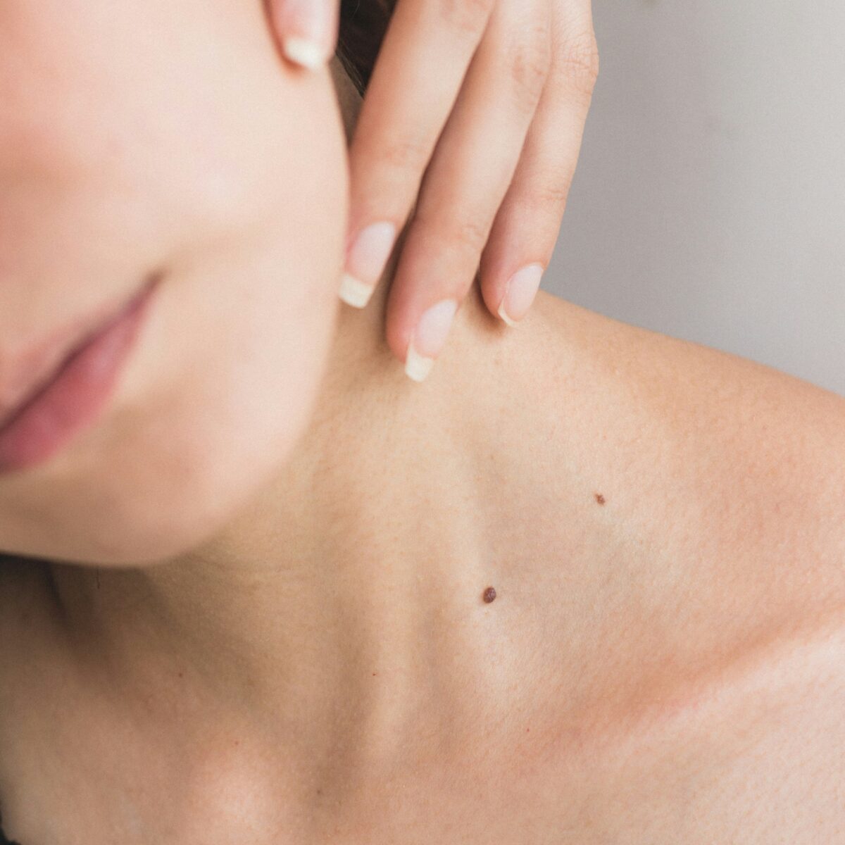 Collane di Venere, come prevenire e contrastare le rughe di collo e décolleté
