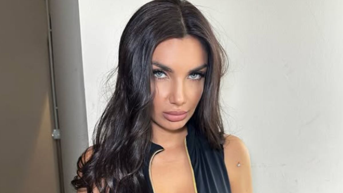 Elettra Lamborghini è una vera diva con l’abito lungo con piume e il cerchietto di cristalli!