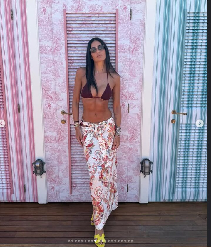 Elisabetta Gregoraci non bada a spese per il suo Look da spiaggia con gli accessori griffati che valgono oltre i 1000 euro!
