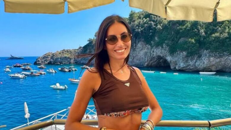 Elisabetta Gregoraci non bada a spese per il suo Look da spiaggia con gli accessori griffati che valgono oltre i 1000 euro!