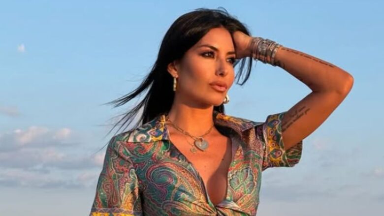 Elisabetta Gregoraci sfoggia il copricostume griffato perfetto per quest’estate: ma quanto costa?