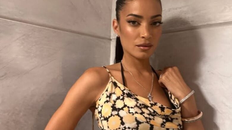 Elodie si conferma regina dell’estate con il mini dress floreale che costa quasi 1000 euro!