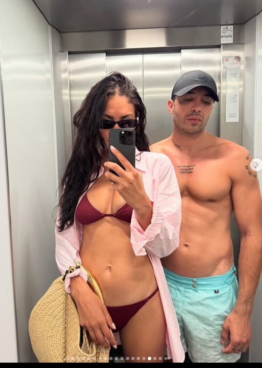 Elodie, in vacanza al mare con la borsa di paglia griffata che costa quasi 5 mila euro!