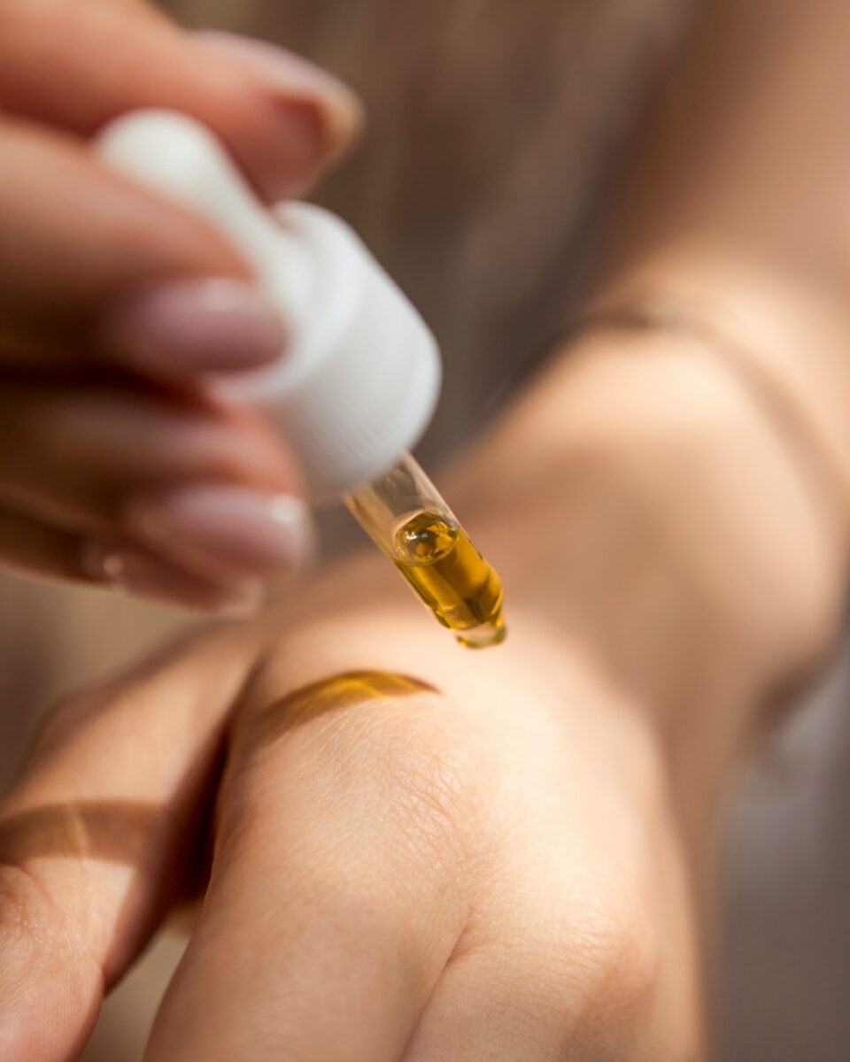 I cosmetici e gli ingredienti da evitare prima di esporsi al sole: questi attivi possono macchiare la pelle