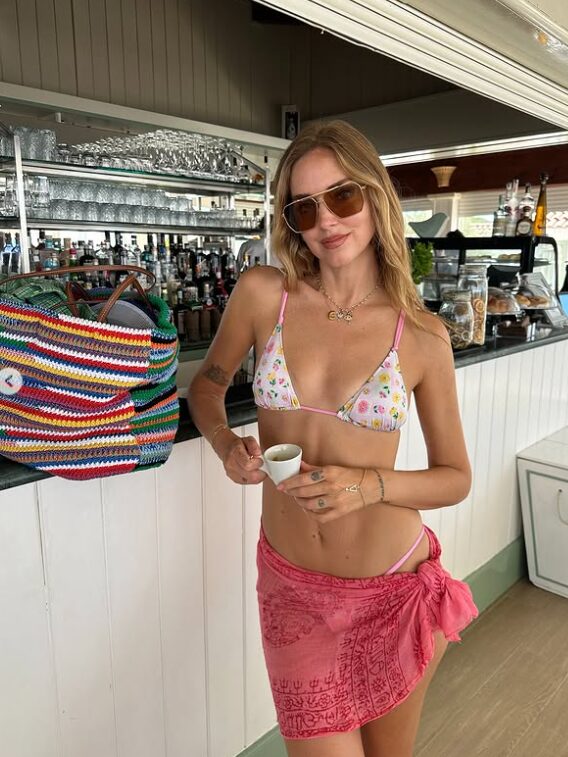 Chiara Ferragni, Look trendy-chic per la spiaggia con la borsa che vale oltre 2 mila euro! Chiara Ferragni, Look trendy-chic per la spiaggia con la borsa che vale oltre 2 mila euro!