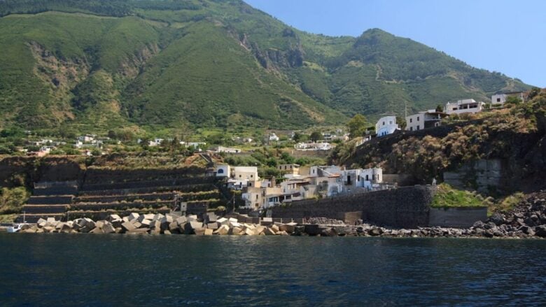 Questo borgo sull’isola di Salina è la meta ideale per una vacanza estiva nel cuore del Mediterraneo