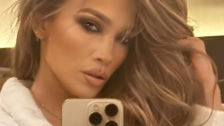 Jennifer Lopez, Look scintillante con l’abito in cristalli e schiena nuda per il suo compleanno!