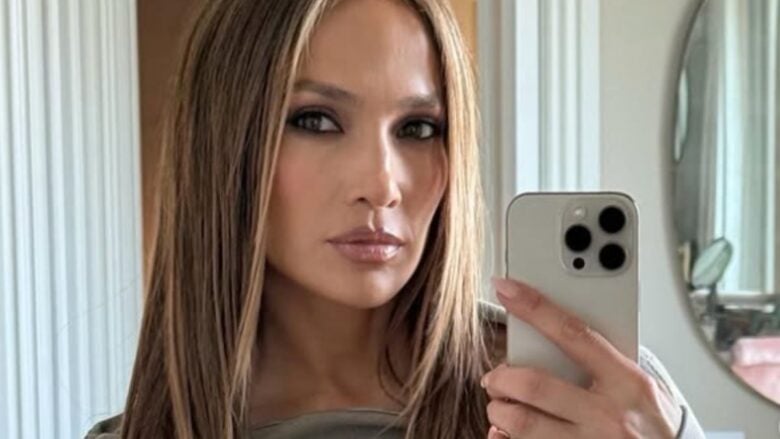 Jennifer Lopez, con il body tempestato di cristalli e le calze a rete è semplicemente divina!