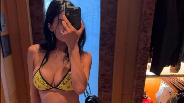Kylie Jenner lancia la sua nuova collezione di costumi da bagno in collaborazione con Frankies Bikinis