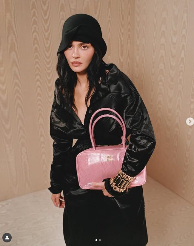 Kylie Jenner posa per la nuova campagna  Fall Winter 2025 di Miu Miu con la nuova borsa Beau