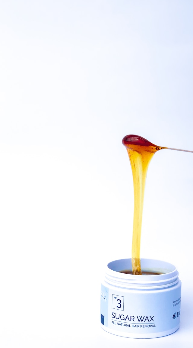I cosmetici e gli ingredienti da evitare prima di esporsi al sole: questi attivi possono macchiare la pelle