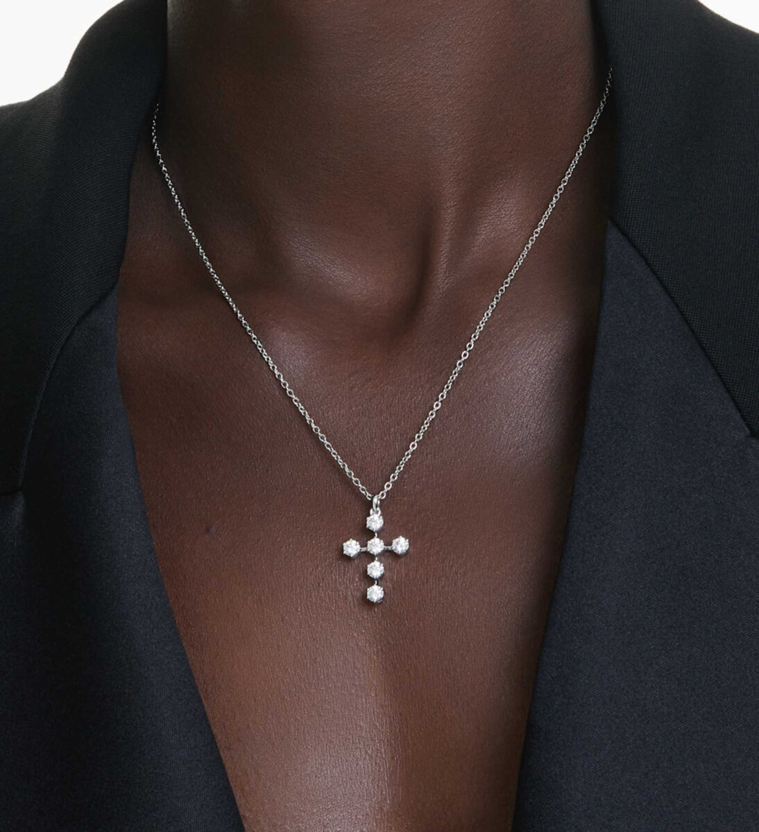 Torna di moda la collana con croce, l’accessorio must have del momento Torna di moda la collana con croce, l’accessorio must have del momento