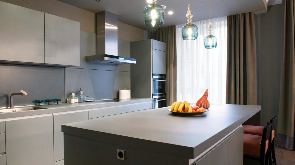 Piani cucina 2025: ecco materiali e finiture di tendenza per uno stile elegante e contemporaneo
