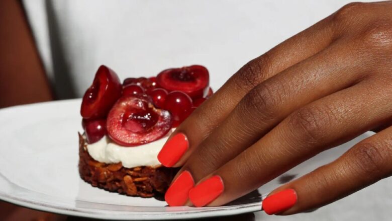 Rosso corallo: è questa la manicure must-have dell’Estate 2025