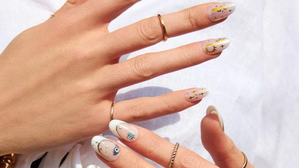 La manicure estiva si impreziosisce di vivacissimi Sticker!