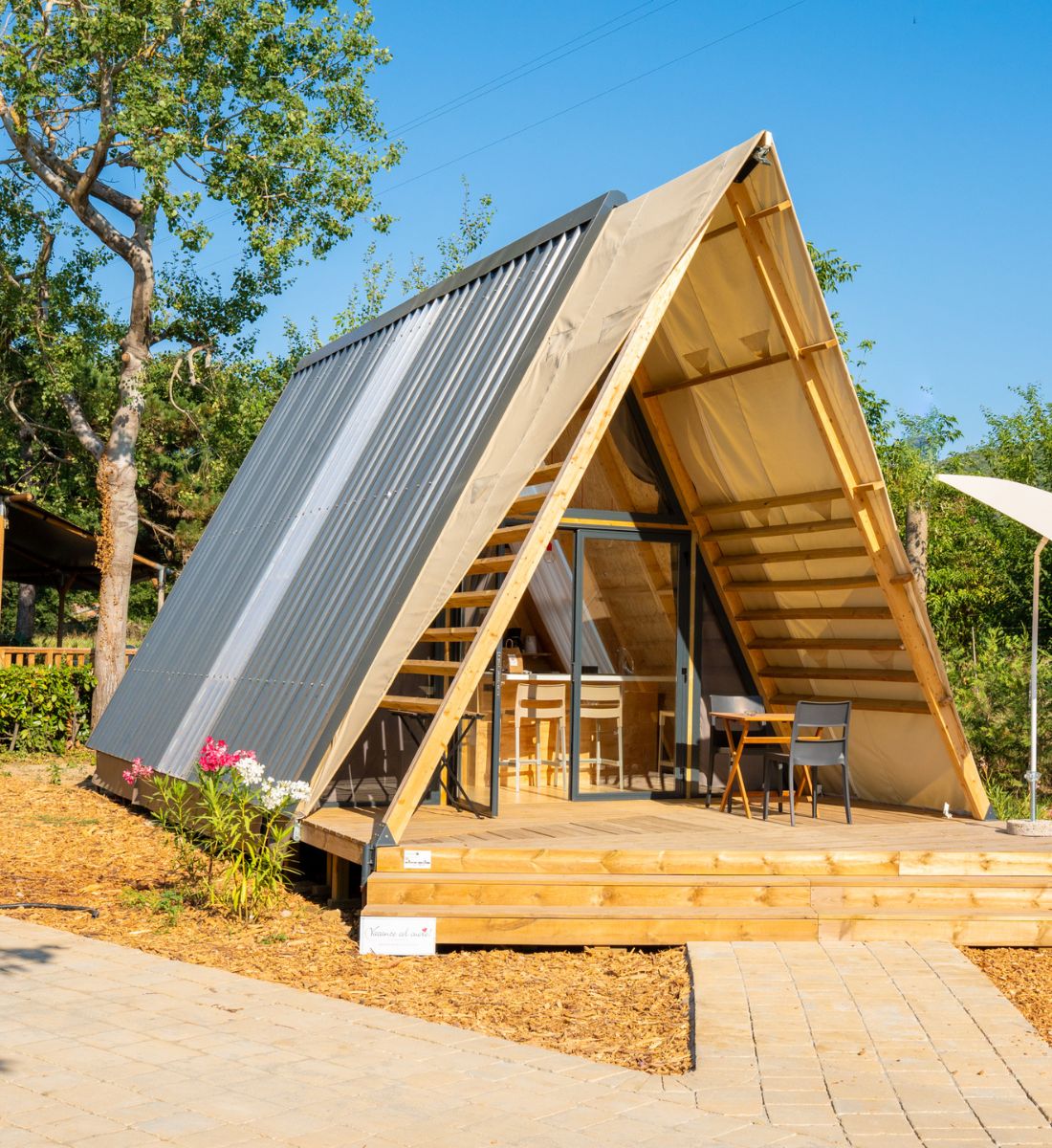Estate 2025 all’insegna del glamping: le strutture in Italia dove campeggiare con stile!