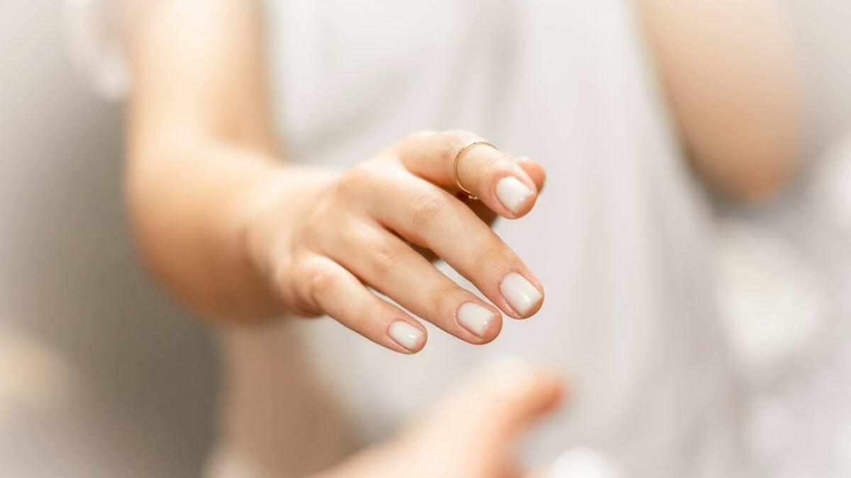 Coconut Milk Nails, la manicure estiva che risalta l’abbronzatura