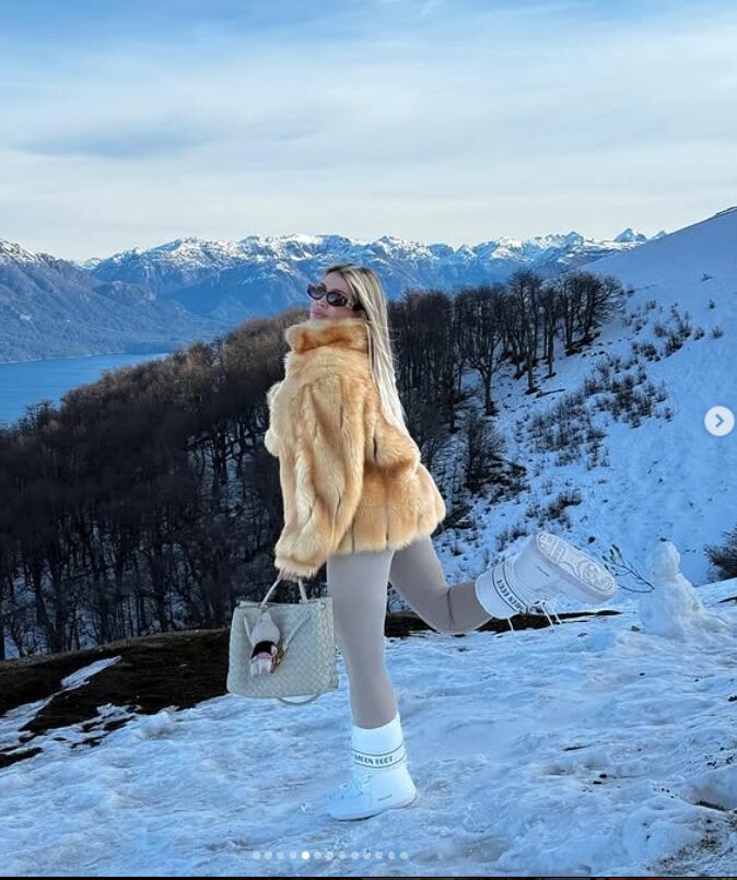Wanda Nara, sulla neve con la sua nuova bag preferita: non immagineresti mai quanto costa la sua Bottega Veneta! Wanda Nara, sulla neve con la sua nuova bag preferita: non immagineresti mai quanto costa la sua Bottega Veneta!