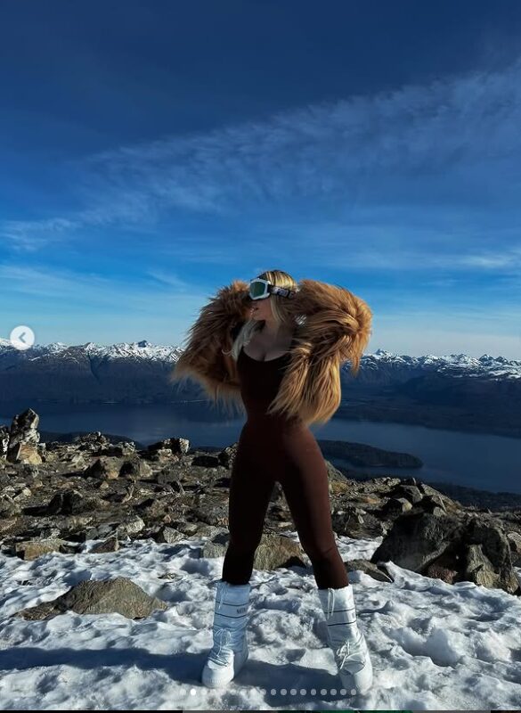 Wanda Nara posa da vera diva sulla neve con la pelliccia e gli stivali bianchi Wanda Nara posa da vera diva sulla neve con la pelliccia e gli stivali bianchi