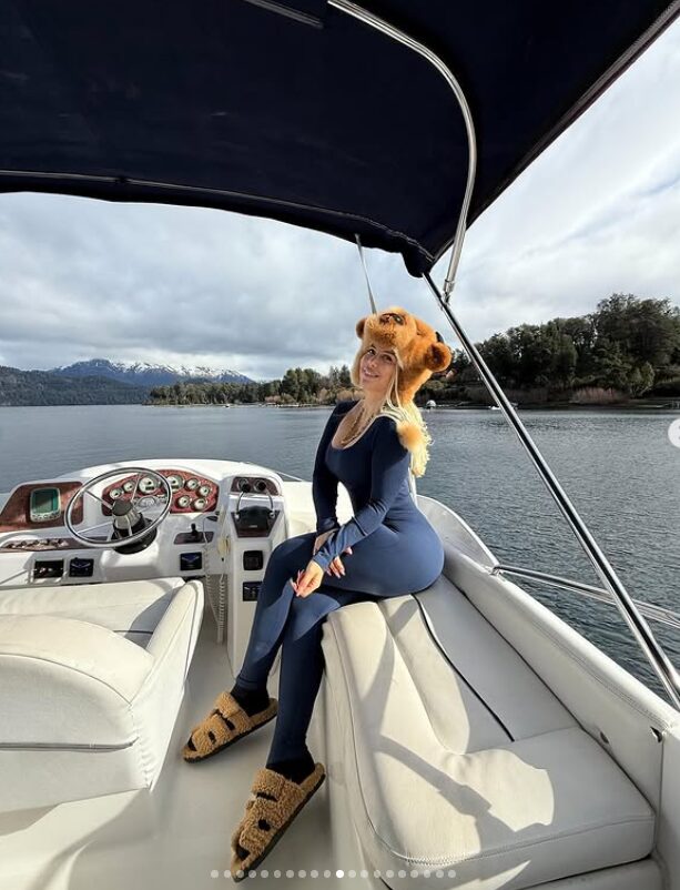 Wanda Nara, in estate con i sandali in teddy super griffati: ecco quanto costano!
