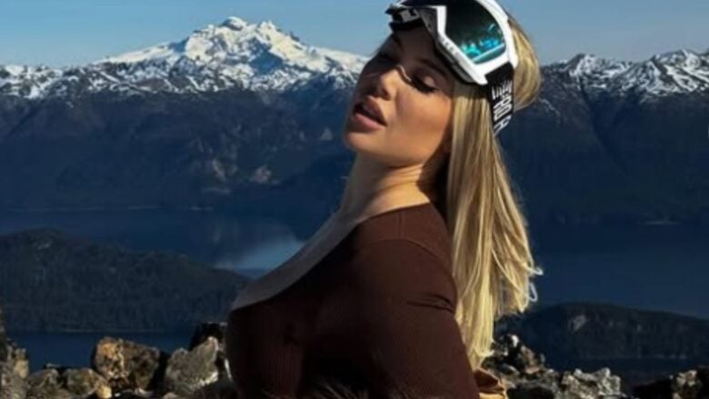 Wanda Nara posa da vera diva sulla neve con la pelliccia e gli stivali bianchi