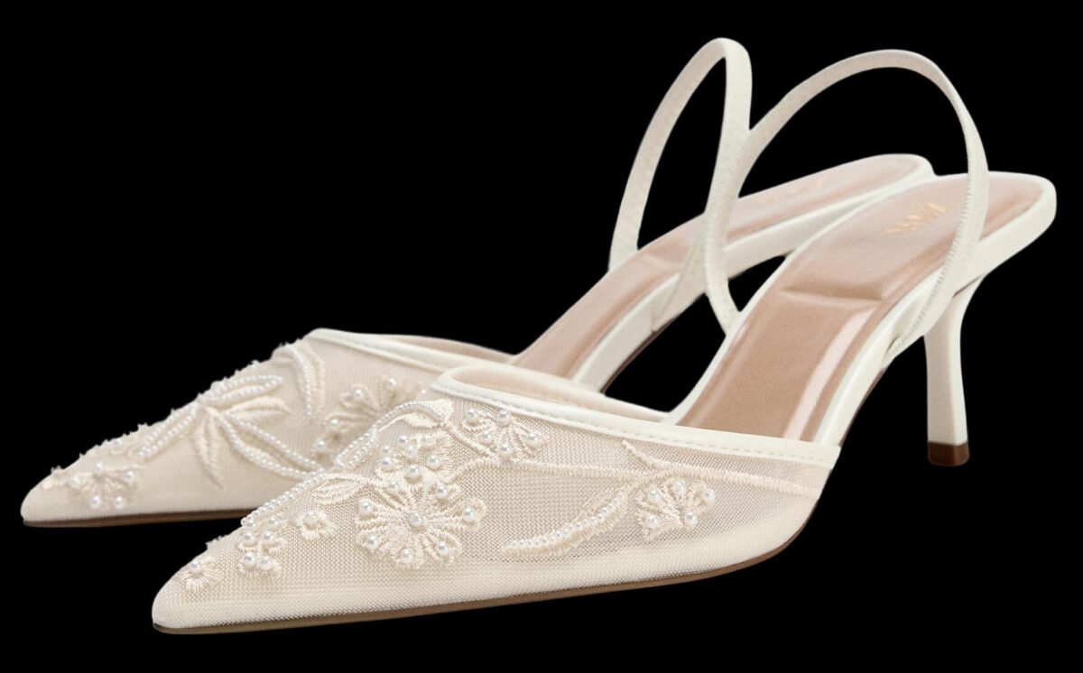 Sapevate che le décolleté bianche con tacco kitten sono il pezzo forte di stagione? Eleganti e comode! Sapevate che le décolleté bianche con tacco kitten sono il pezzo forte di stagione? Eleganti e comode!