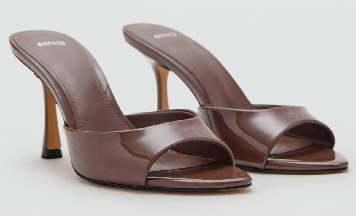 Lasciatevi conquistare dall’eleganza senza tempo di queste mules con tacco…