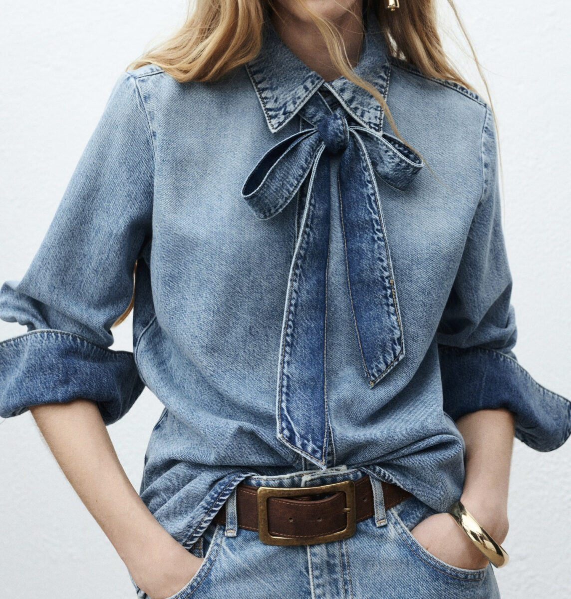 Le bluse con fiocco intorno al collo per dei look da ufficio trendy e chic Le bluse con fiocco intorno al collo per dei look da ufficio trendy e chic