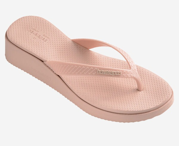 Le scarpe più cool dell’Estate? Le infradito con zeppa, trendy e comfy Le scarpe più cool dell’Estate? Le infradito con zeppa, trendy e comfy