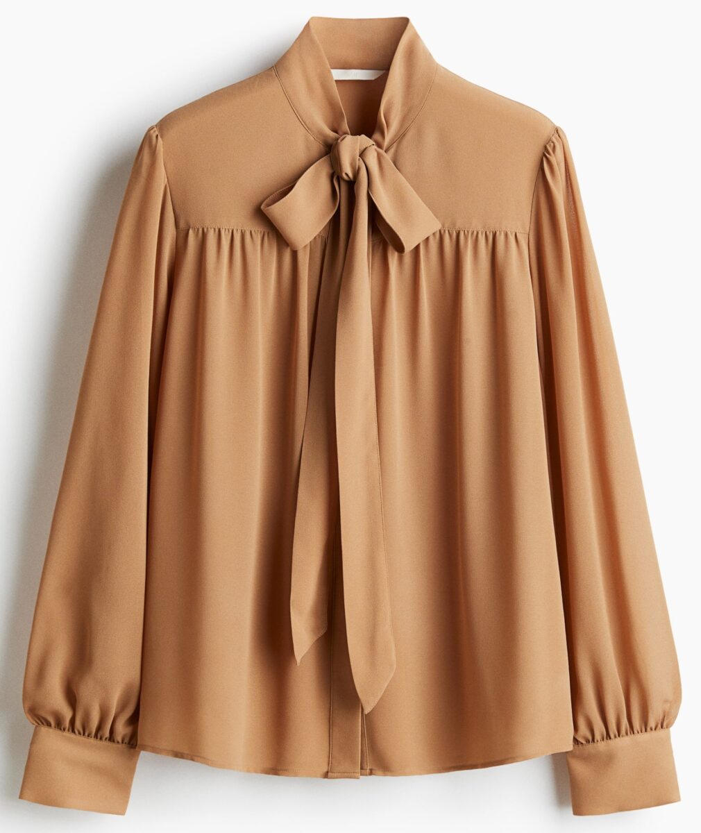 Le bluse con fiocco intorno al collo per dei look da ufficio trendy e chic Le bluse con fiocco intorno al collo per dei look da ufficio trendy e chic