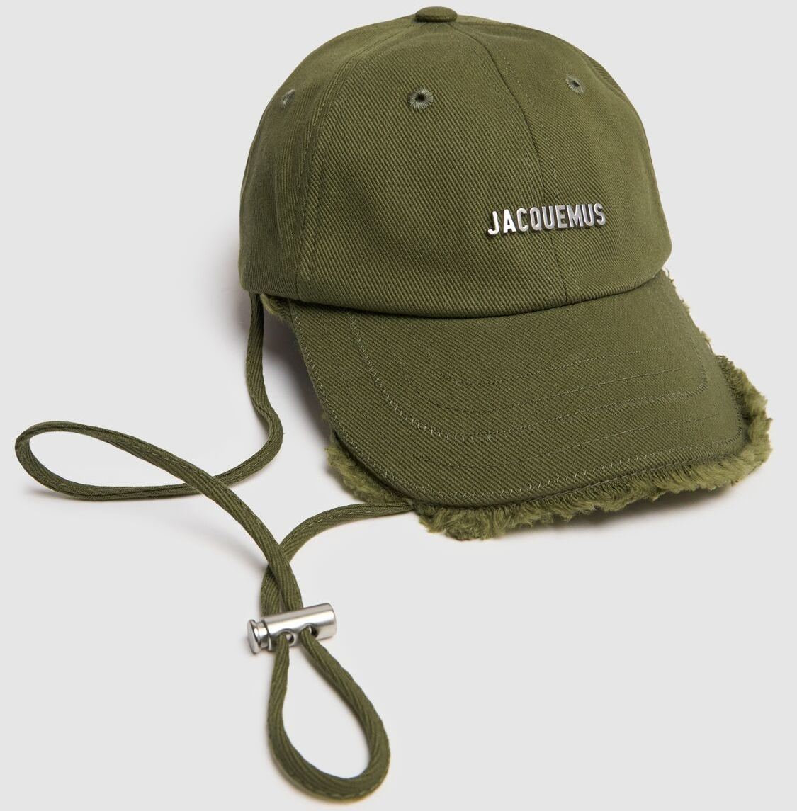 I cappelli con lacci sotto il collo che daranno una svolta a tutti i look estivi