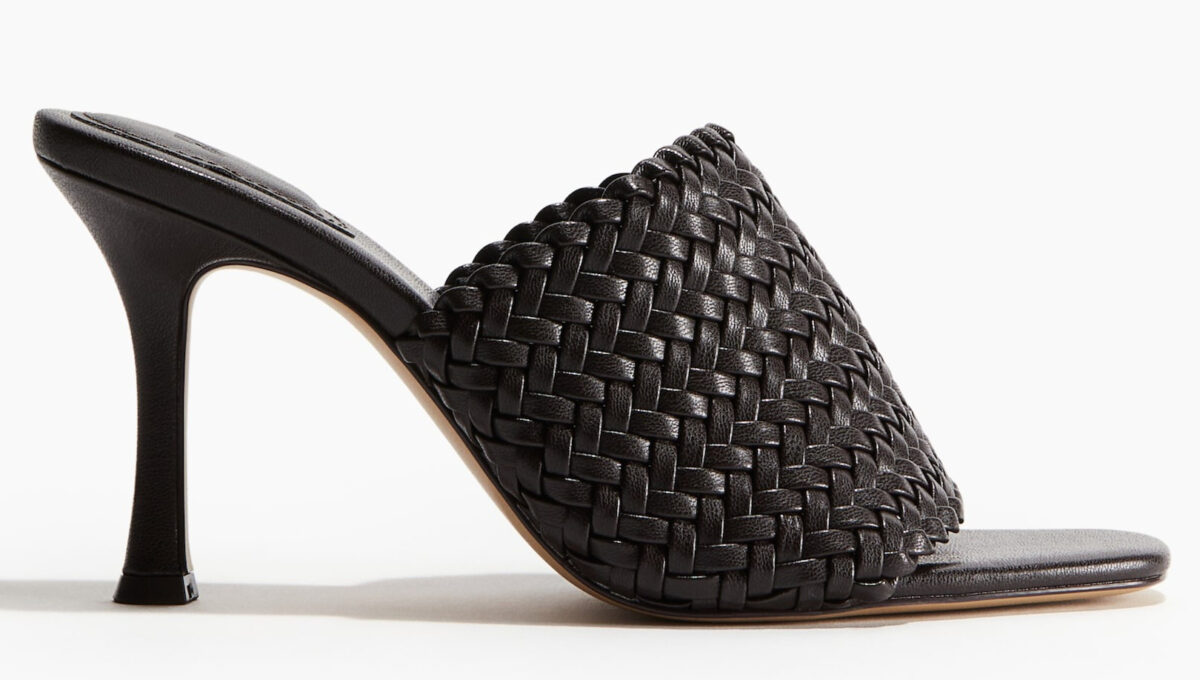 Lasciatevi conquistare dall’eleganza senza tempo di queste mules con tacco…