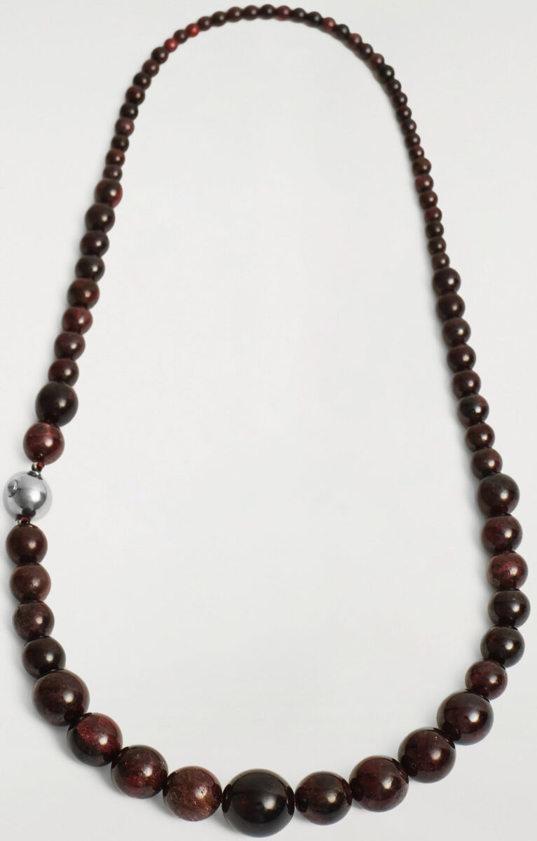 7 capi e accessori color cioccolato firmati COS per un Settembre glam e chic