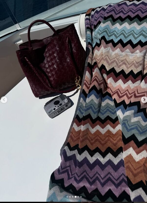 Belen Rodriguez, in barca con la borsa griffata: che lusso! Belen Rodriguez, in barca con la borsa griffata: che lusso!