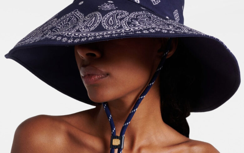 I cappelli con lacci sotto il collo che daranno una svolta a tutti i look estivi