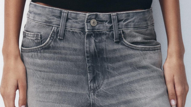Come abbinare i jeans grigi, 4 look all’ultima moda tutti da copiare