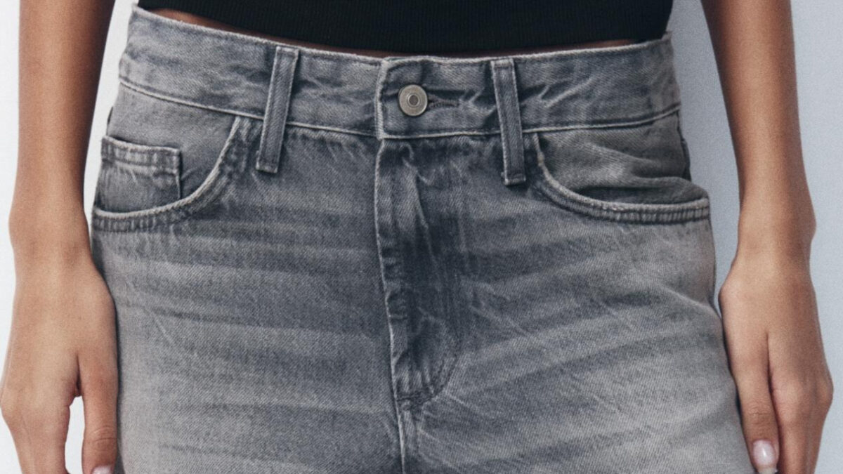 Come abbinare i jeans grigi, 4 look all’ultima moda tutti da copiare