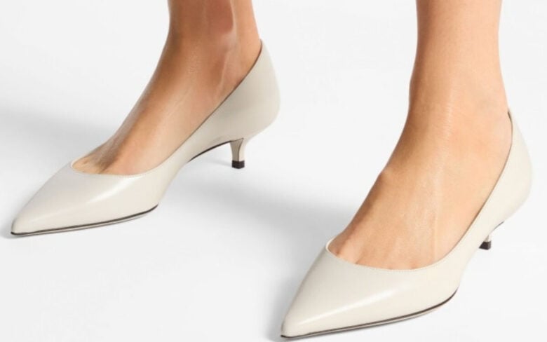 Sapevate che le décolleté bianche con tacco kitten sono il pezzo forte di stagione? Eleganti e comode!