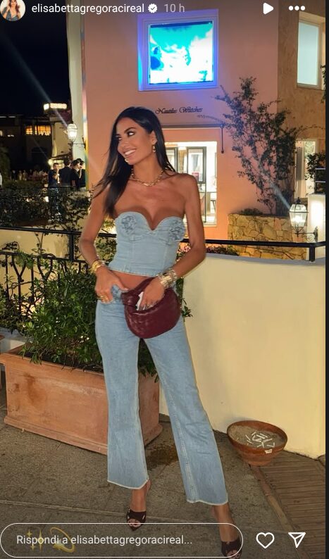 Il total Look in denim di Elisabetta Gregoraci è quello che devi avere per quest’estate: ecco quanto costa!