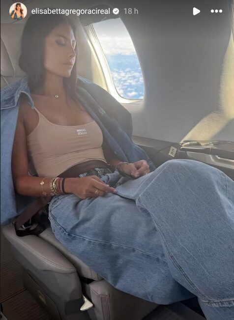 Elisabetta Gregoraci sfoggia il perfetto Look da viaggio con l’accessorio griffato: non immaginereste mai quanto costa! Elisabetta Gregoraci sfoggia il perfetto Look da viaggio con l’accessorio griffato: non immaginereste mai quanto costa!