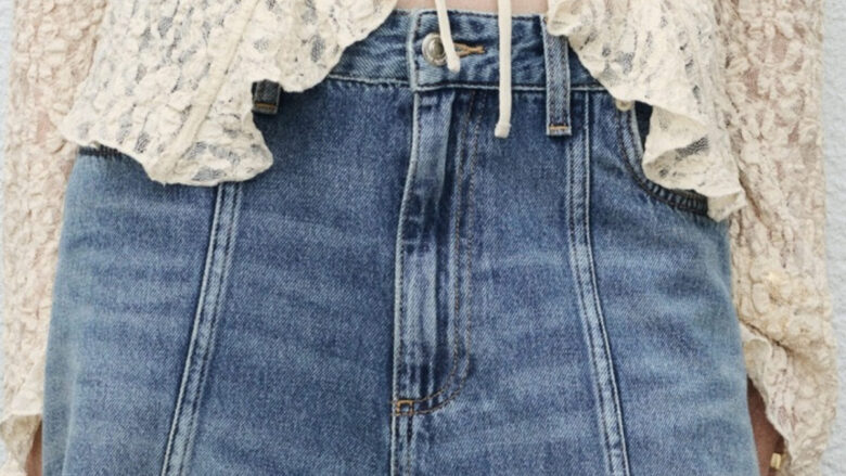 Le gonne di jeans lunghe si confermano il must di stile dell’Estate 2025
