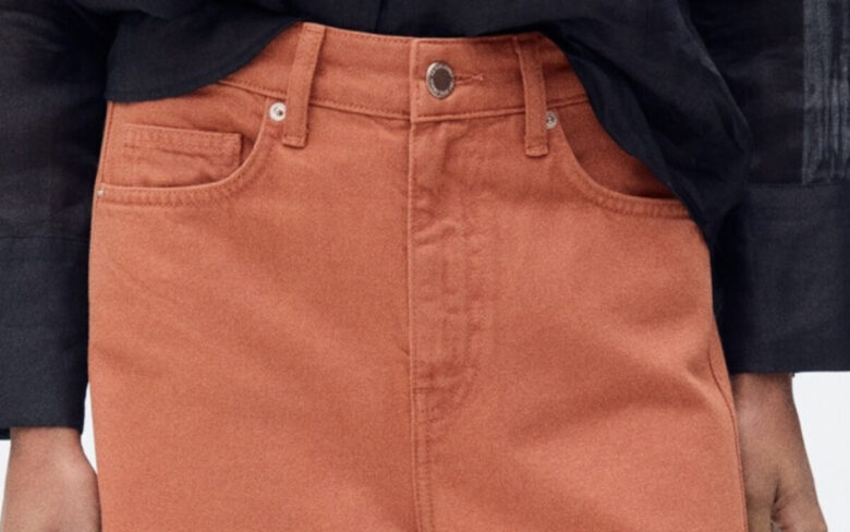 I jeans colorati sono il grande trend dell’Estate 2025
