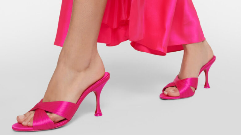 Lasciatevi conquistare dall’eleganza senza tempo di queste mules con tacco…